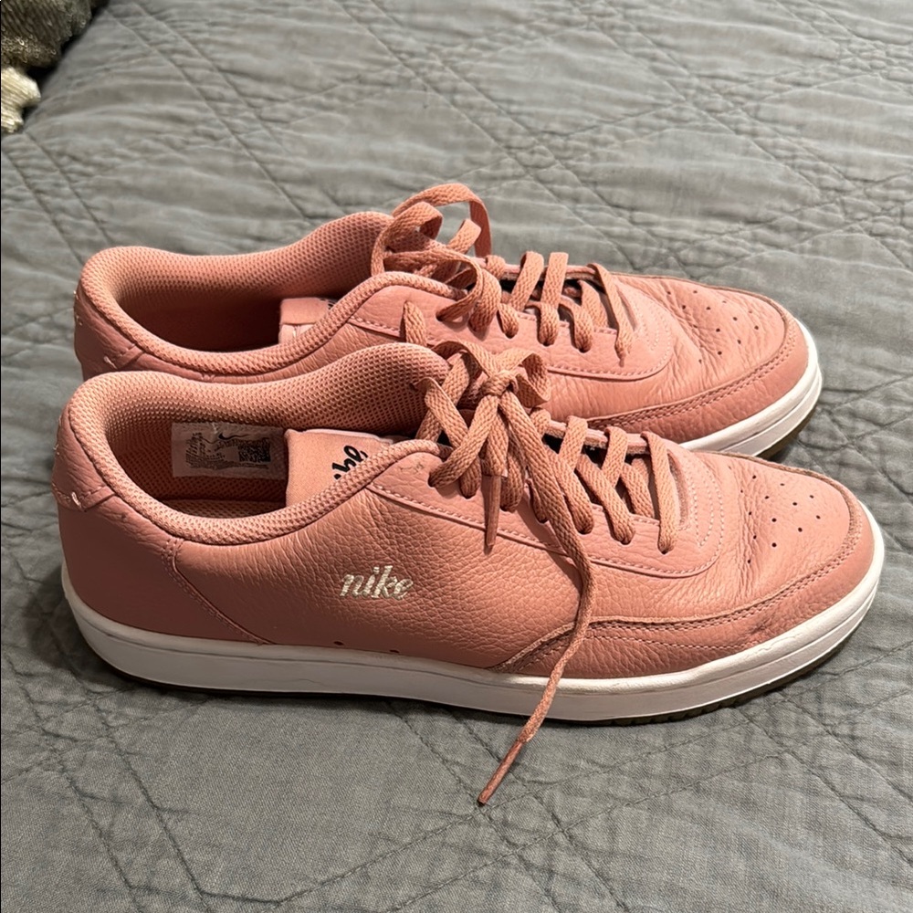 Nike Pink Low-Top Sneakers with Classic Silhouette